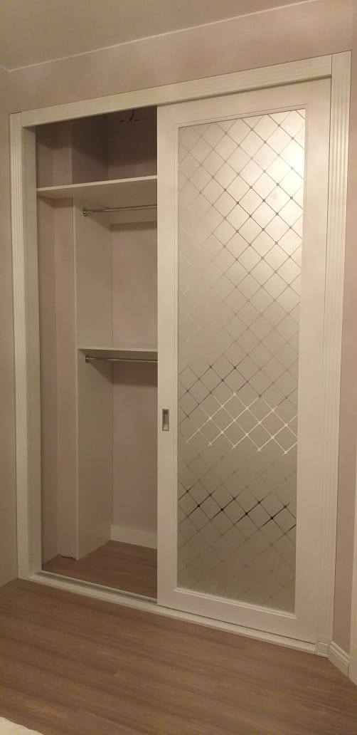 Встроенный шкаф с пескоструйным рисунком